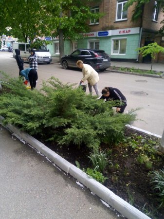 Працівники Кропивницького міського центру соціальних служб доєднались до щорічної всеукраїнської акції з благоустрою «За чисте довкілля»